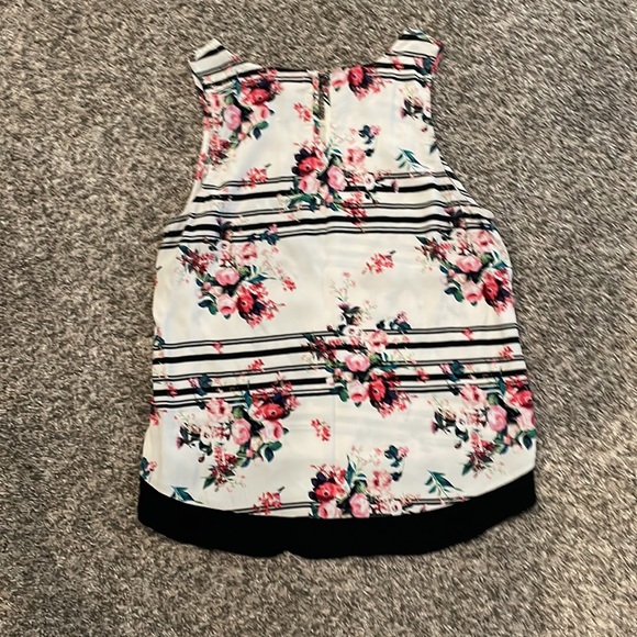 Pixley Floral Tank Top. Size Medium - Picture 3 of 4